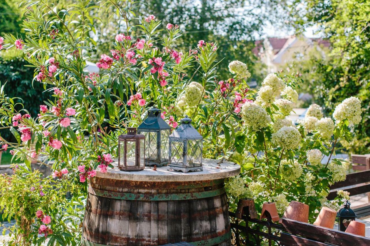 Oleander Romantik Zimmer Hotel Trausdorf an der Wulka Exterior foto